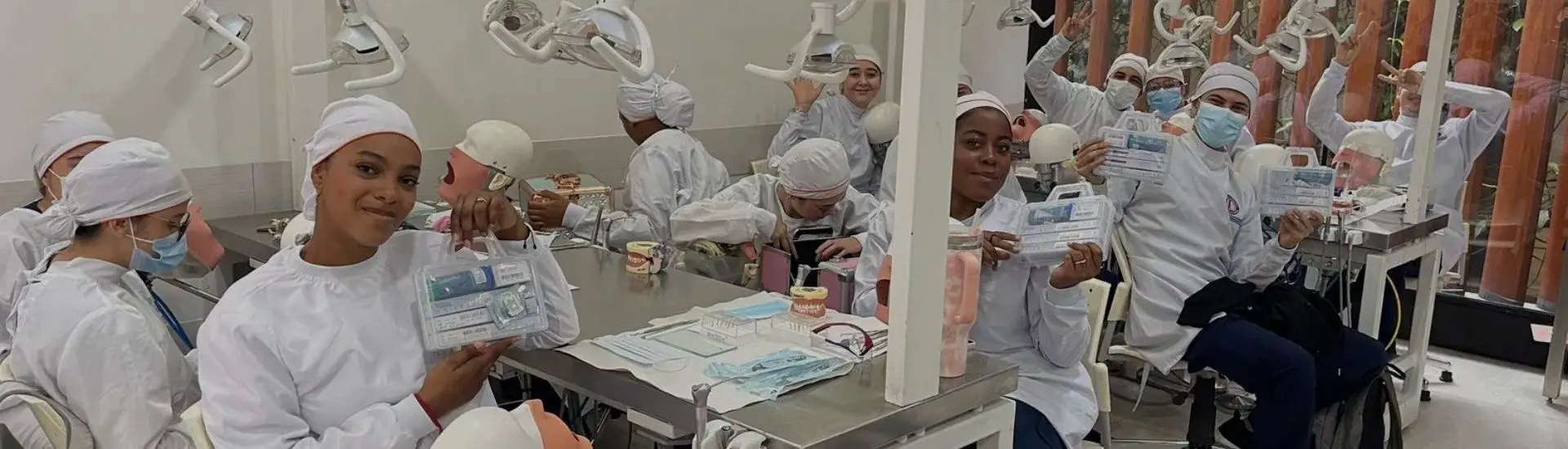 MATERIALES PARA ESTUDIANTES DE ODONTOLOGIA